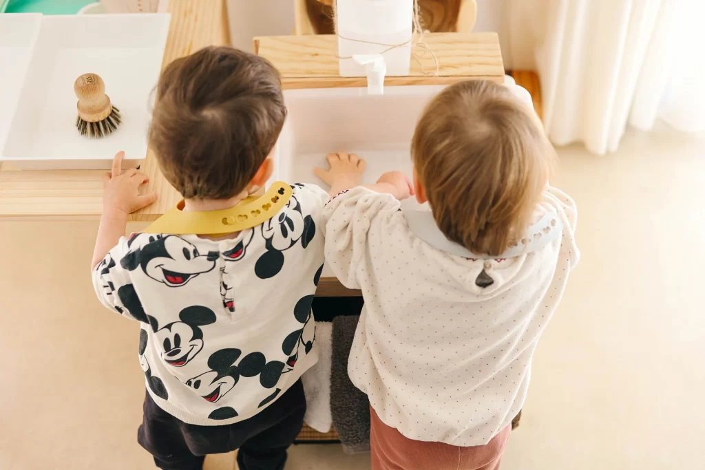 Detalle niños lavándose las manos en Rincón Cálido Can Puvil