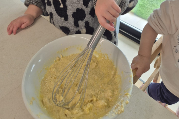 Niños cocinando en Rincón Cálido Can Puvil