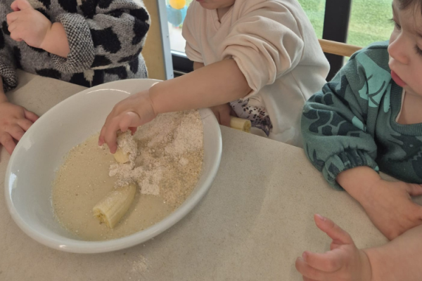 Niños cocinando en Rincón Cálido Can Puvil