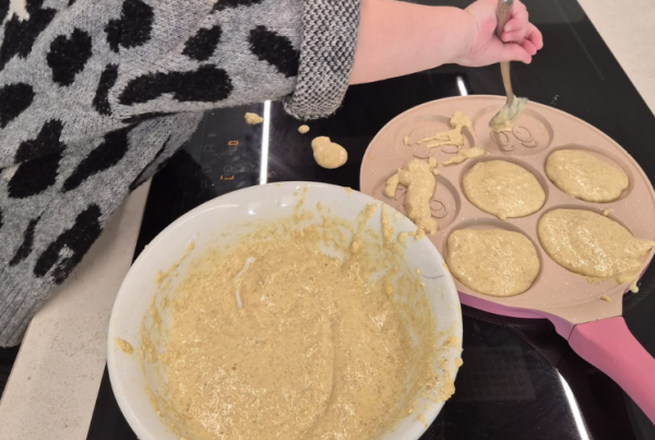 Niños cocinando en Rincón Cálido Can Puvil