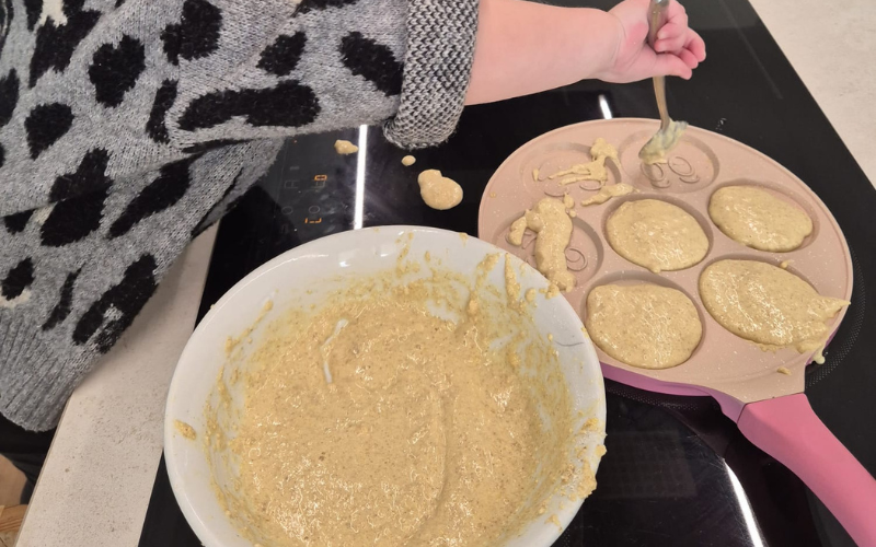 Niños cocinando en Rincón Cálido Can Puvil
