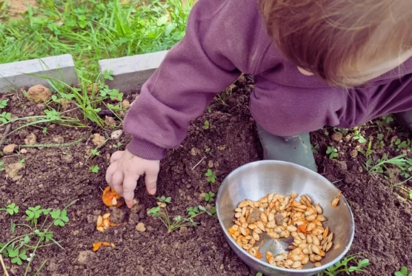 Cuidando el huerto en Rincón Cálido Can Puvil