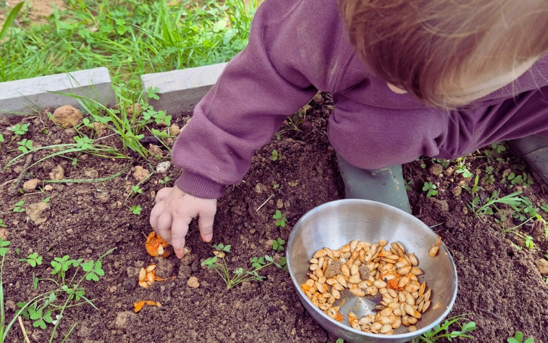 Cuidando el huerto en Rincón Cálido Can Puvil
