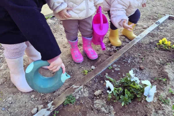 Cuidando el huerto en Rincón Cálido Can Puvil