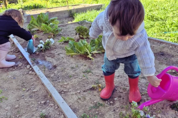 Cuidando el huerto en Rincón Cálido Can Puvil
