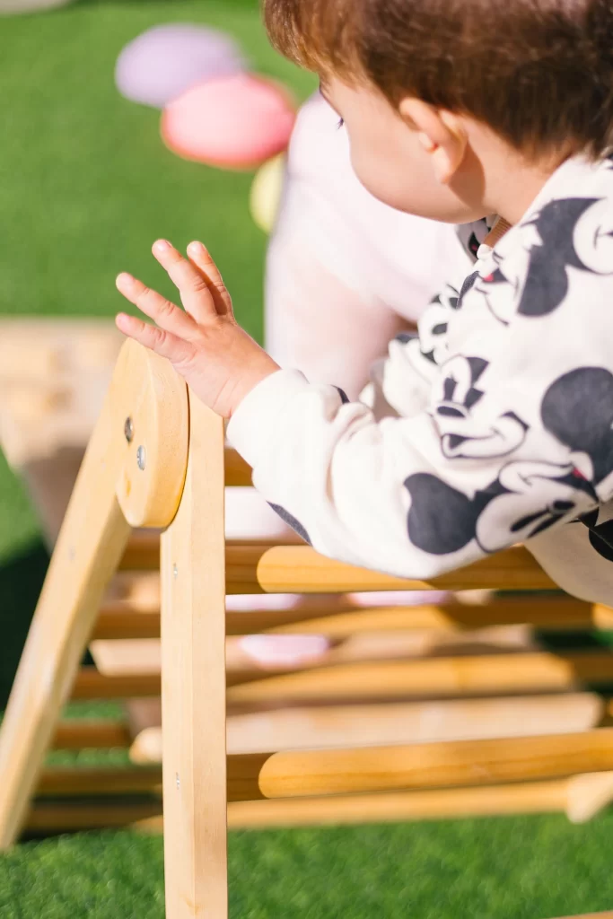 Detalle manos niño en Rincón Cálido Can Puvil