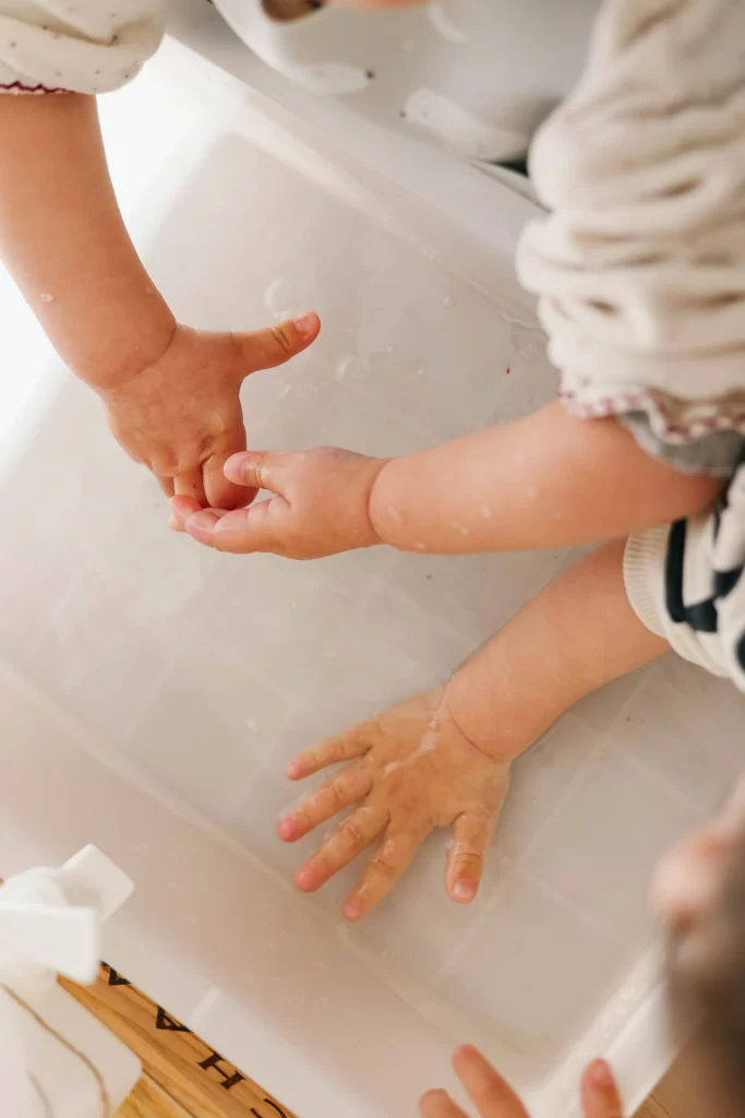 Detalle manos niños en Rincón Cálido Can Puvil
