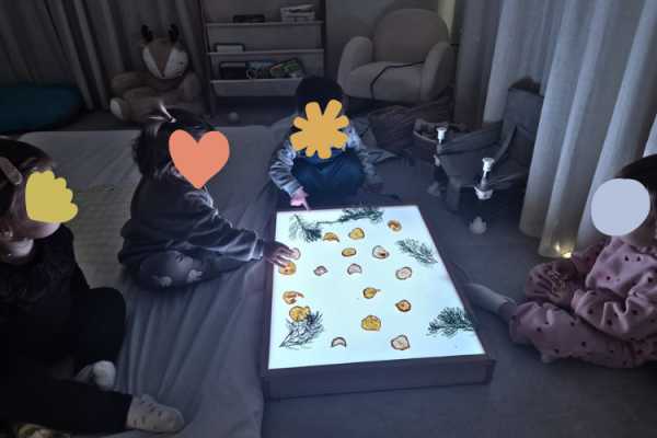 Niños jugando con mesa de luz en Rincón Cálido Can Puvil