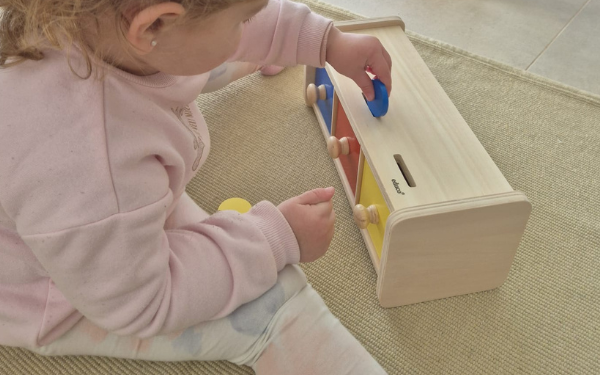 Niña trabajando materiales en Rincón Cálido Can Puvil