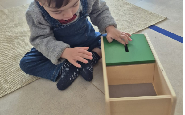 Niño trabajando materiales en Rincón Cálido Can Puvil